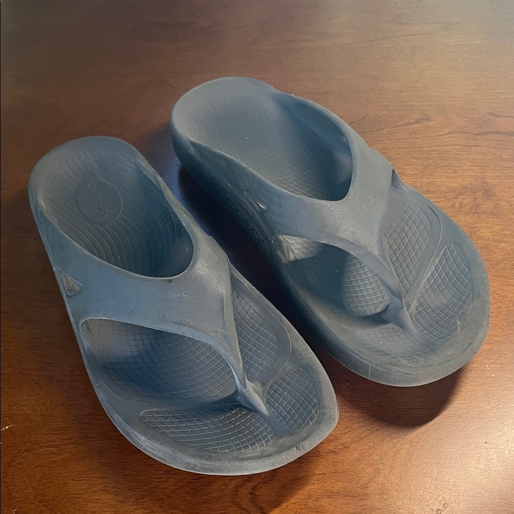 OOFOS Gray Flip Flop Sandals Men’s 11 Womens 13